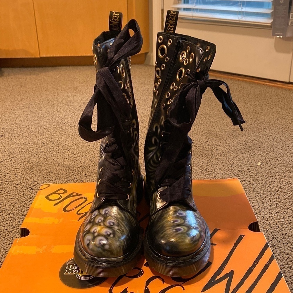 Dr. Martens Johari Airbrushed Grommet Boot Size 6 in Like New Condition